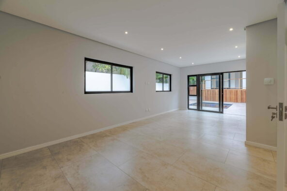 MOE_5330 - Copy - Copy-HDR